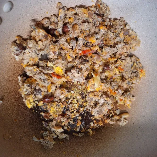 Masukkan oncom yang telah dihancurkan. Aduk merata. Tambahkan sedikit air matang.