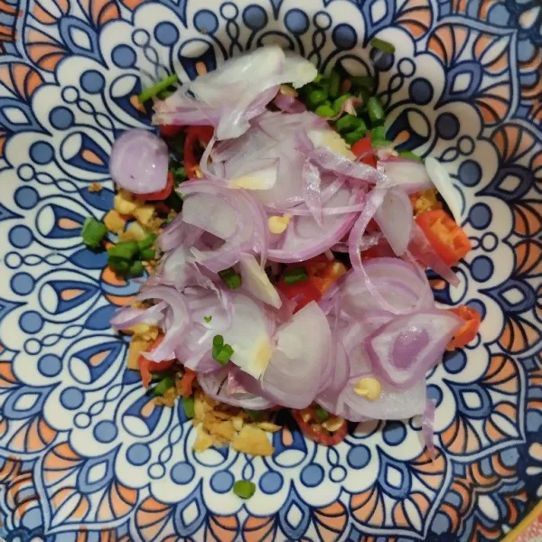 Tambahkan cabai rawit, daun bawang merah, dan bawang merah.