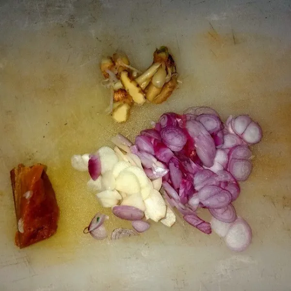 Iris-iris bawang merah, bawang putih, dan kunci.