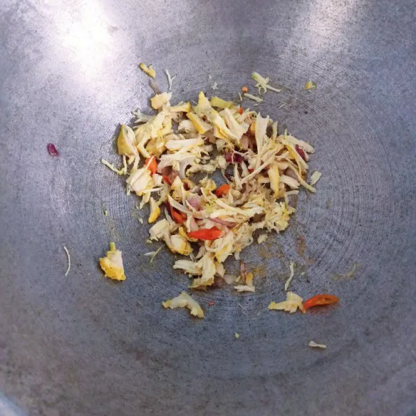 Masukkan ayam, garam, dan penyedap rasa.