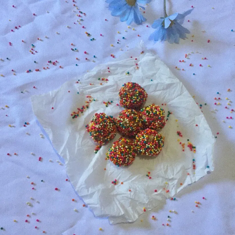 Bola Bola Biskuit Warna Warni