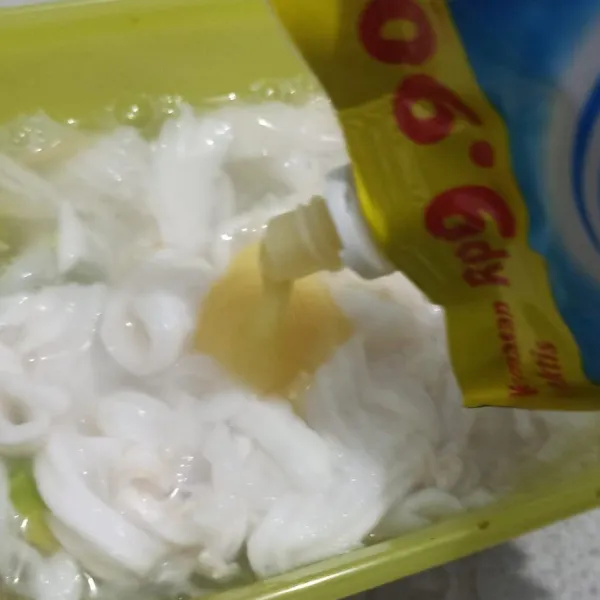 Tambahkan SKM putih lalu aduk rata.