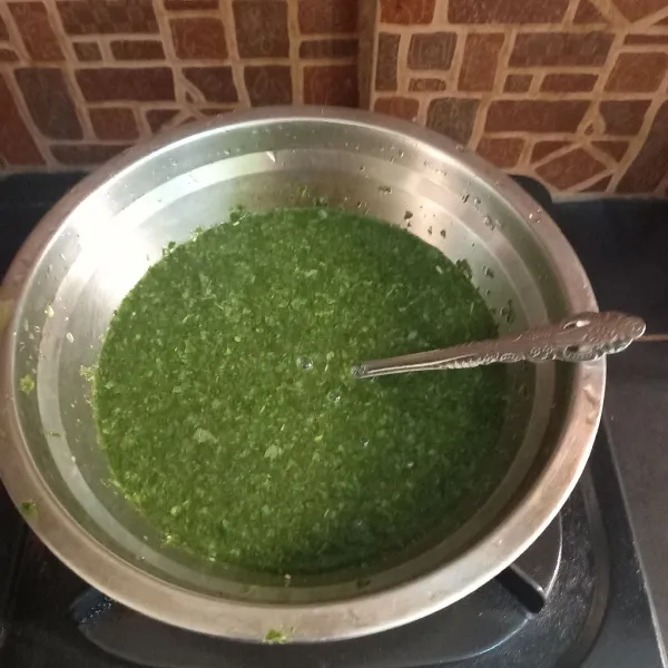 Masukan pucuk ubi dalam blender tambahkan secukupnya air untuk memudahkan prosesnya lalu tempatkan di wadah terpisah.