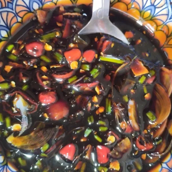 Kemudian tambah kecap manis dan garam.