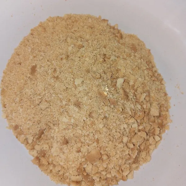 Haluskan biskuit menggunakan alat penghancur atau bisa juga menggunakan ulek.