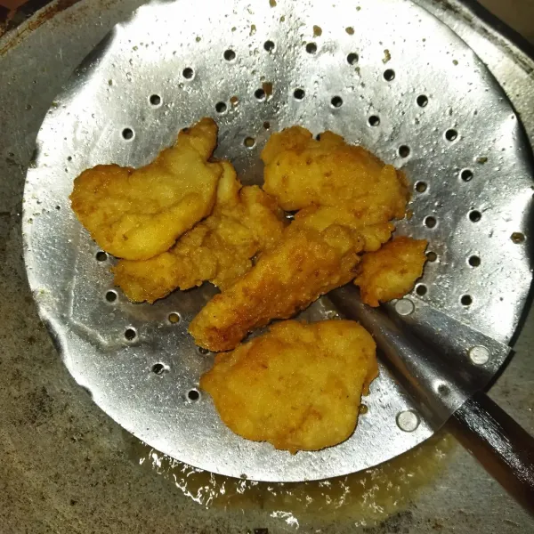 Panaskan minyak, goreng ayam sampai kecoklatan menggunakan api sedang, tiriskan.