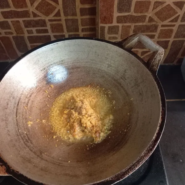 Tumis bumbu halus hingga harum dengan minyak secukupnya tambahkan daun salam, lengkuas dan serai yang sudah digeprek.