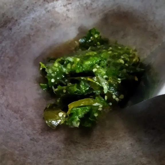 Panaskan wajan dan beri minyak goreng, kemudian tumis sambel cabe ijo selama 3 menit saja. Angkat