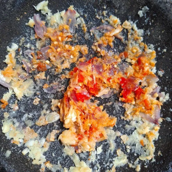 Haluskan bawang merah, kencur, bawang putih dan cabai rawit.