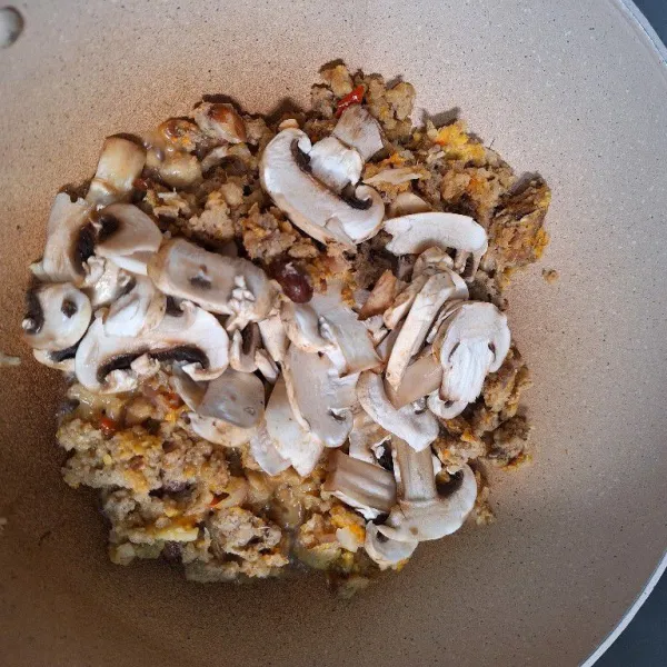 Masukkan jamur, tumis hingga layu.