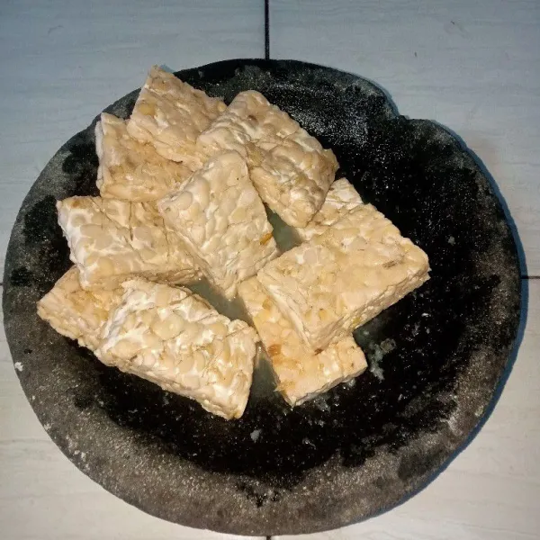 Potong-potong tempe sesuai selera, kemudian beri keratan.