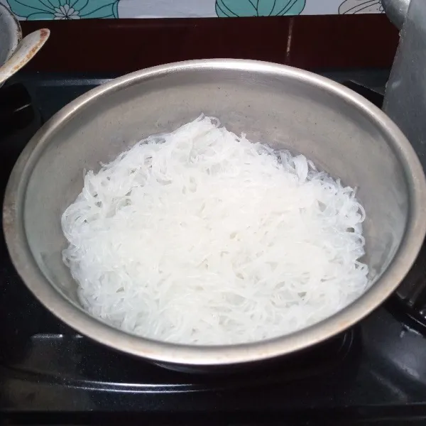 Rebus bihun jagung sampai empuk. Tiriskan.