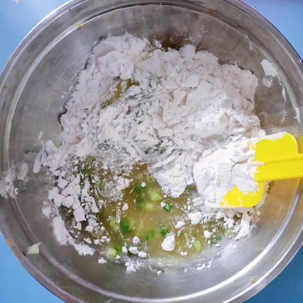 Masukkan adonan yang telah dimasak ke dalam tepung tapioka.