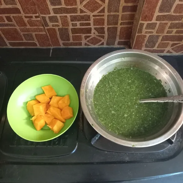 Potong labu dengan ukuran sedang agar tidak gampang hancur saat dimasak.