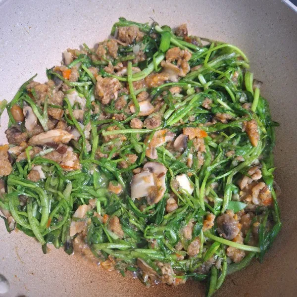 Bumbui dengan garam, gula, lada bubuk serta kaldu jamur. Koreksi rasa. Masak hingga layu dan bumbu meresap.