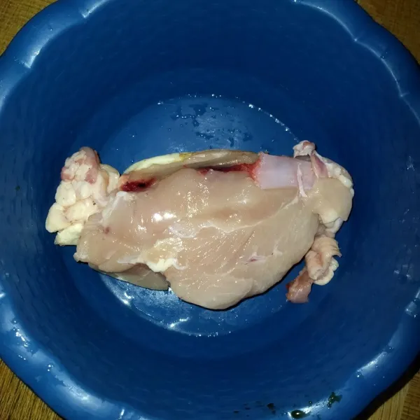 Cuci bersih ayam, kemudian pisahkan ayam dari tulangnya.