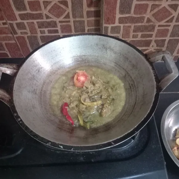Masukan sambal atau bumbu sarden yang ada di kaleng, masak sampai harum. Bisa tambahkan sedikit air, sesuaikan dengan selera.