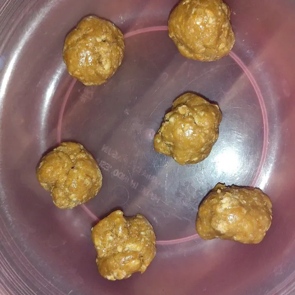 Lalu, ambil biskuit sedikit dan bulat bulatkan seperti di gambar.