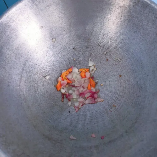Tumis bawang merah dan cabe rawit.