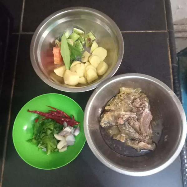 Siapkan semua bahan yang harus dirajang dan pisahkan ikan sarden dari bumbu atau sambal kemasan bawaannya.