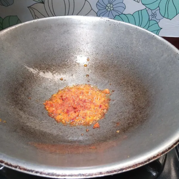 Kemudian tumis bumbu halus hingga harum.