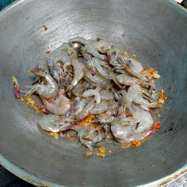 Masukkan udang tumis hingga berubah warna