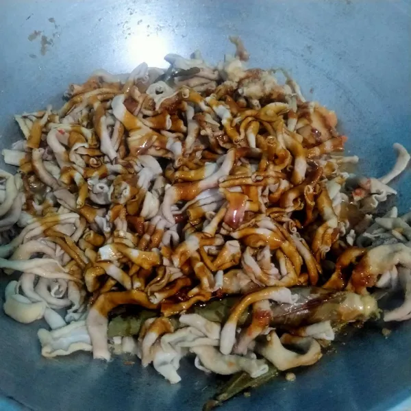 Beri kecap manis