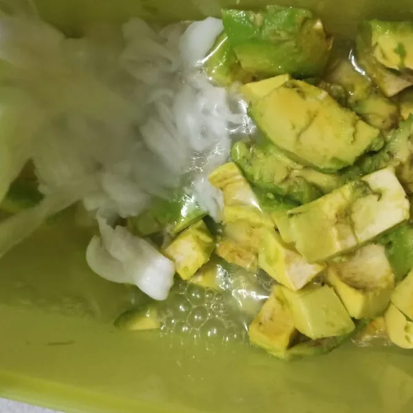 Campur jadi satu air kelapa, kelapa serut, alpukat dan gula cair.