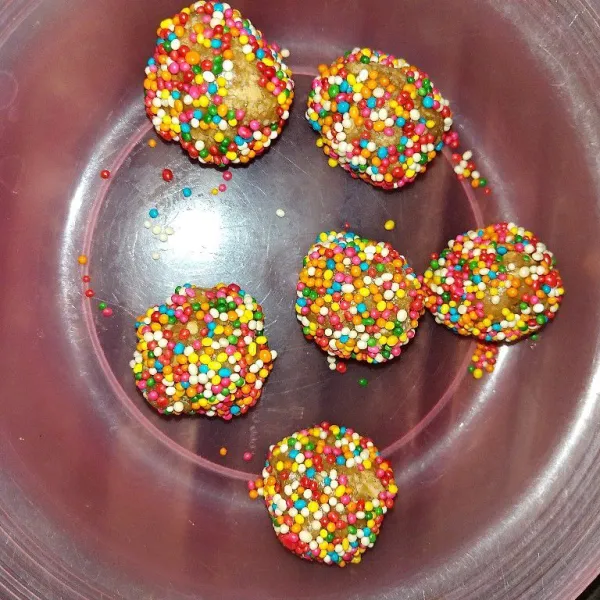 Terakhir, guling gulingkan ke dalam sprinkle atau meses dan siap disajikan!