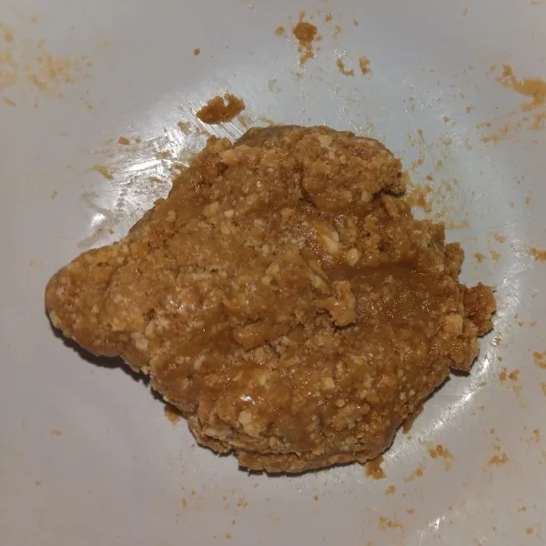 Selanjutnya, aduk sampai menggumpal seperti ini.