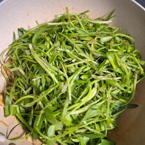 Tambahkan sayur eceng, aduk merata.