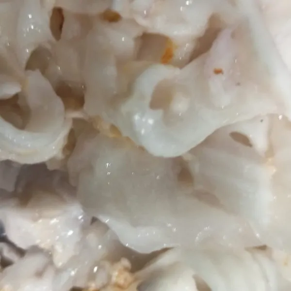 Belah buah kelapa dan kerok dagingnya.