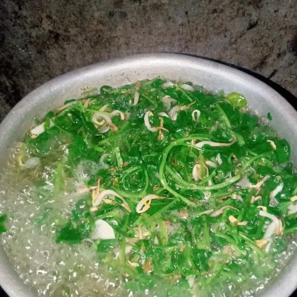 Masukkan selada air dan tauge. Masak sebentar saja. Kemudian, matikan api.