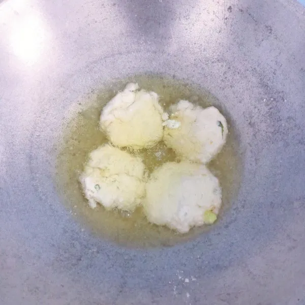 Goreng menggunakan api besar, lalu angkat, goreng kembali di api kecil.