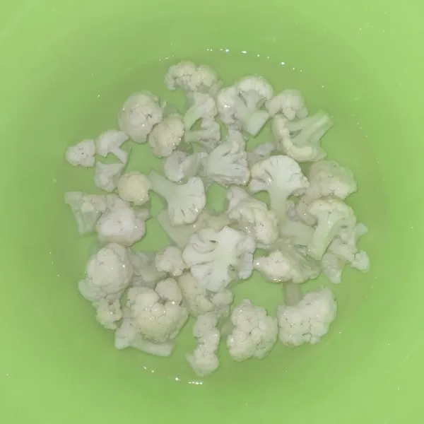 Belah kembang kol dan rendam dengan air garam selama 10-15 menit, lalu bilas.