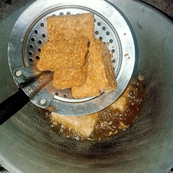 Jika sudah benar-benar matang, angkat tempe goreng dan tiriskan.