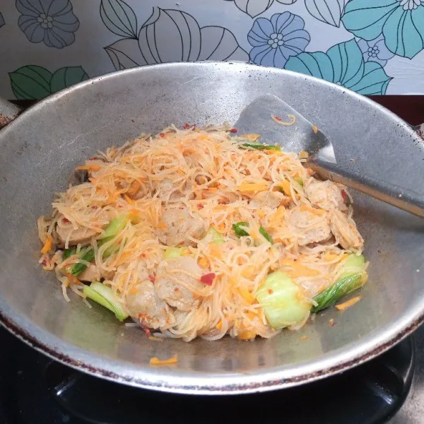 Menyusul masukkan bihunnya. Tambahkan kaldu bubuk, merica bubuk, garam. Aduk rata. Masak sampai air agak menyusut, baru tambahkan kecap manis. Aduk rata. Masak sebentar kemudian angkat.