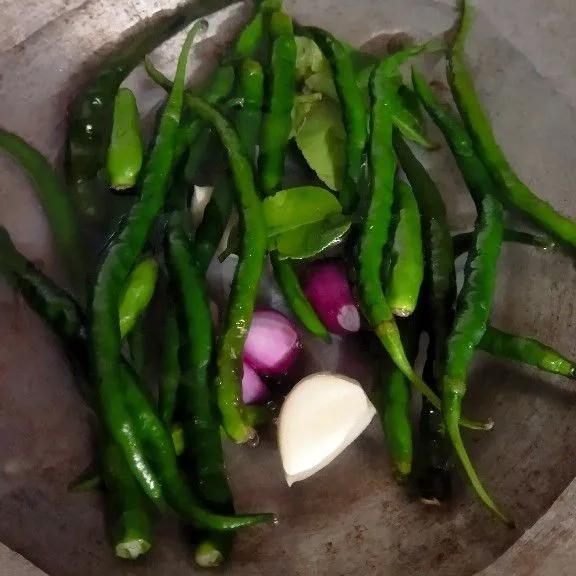 Rebus cabe ijo, bawang merah, bawang putih dan daun jeruk wangi selama 5 menit.
