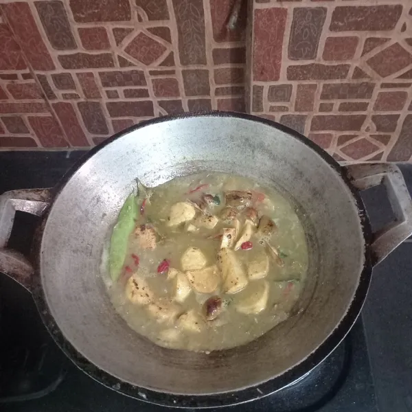 Masukkan kentang dan petai, biarkan sampai mendidih, kemudian koreksi rasa. Siramkan bumbu ke sarden yang sudah digoreng tadi. Sajikan!