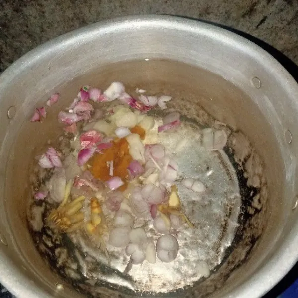 Siapkan panci, tuang air, dan masukkan semua bumbu iris. Tambahkan gula jawa, garam, dan MSG. Masak hingga mendidih.