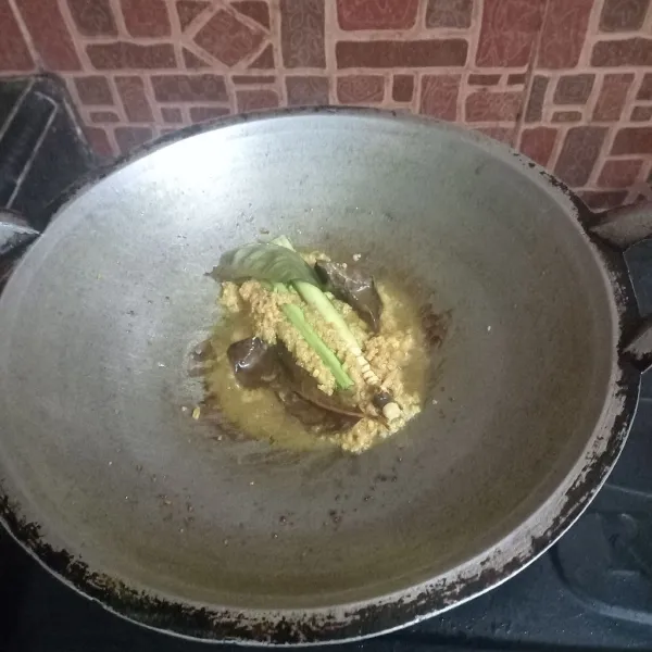 Tumis bumbu halus sampai harum. Masukkan serai, daun salam, daun jeruk, lengkuas, dan jahe.