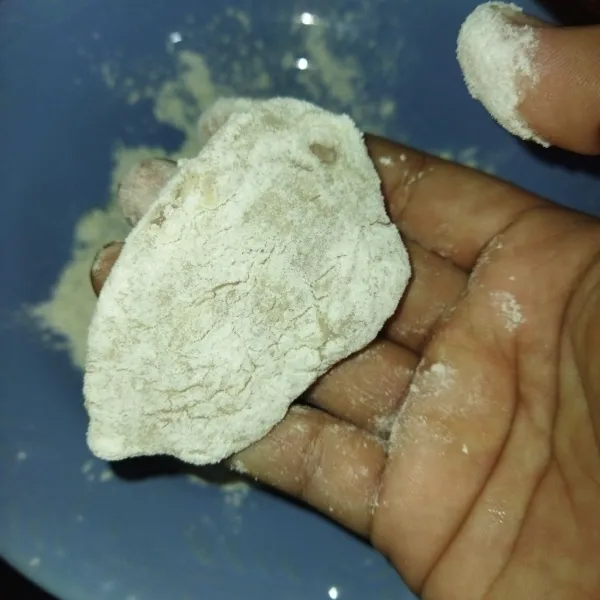 Siapkan wadah, kemudian campurkan semua bahan tepung kering. Aduk merata, lalu gulingkan ayam pada tepung kering.