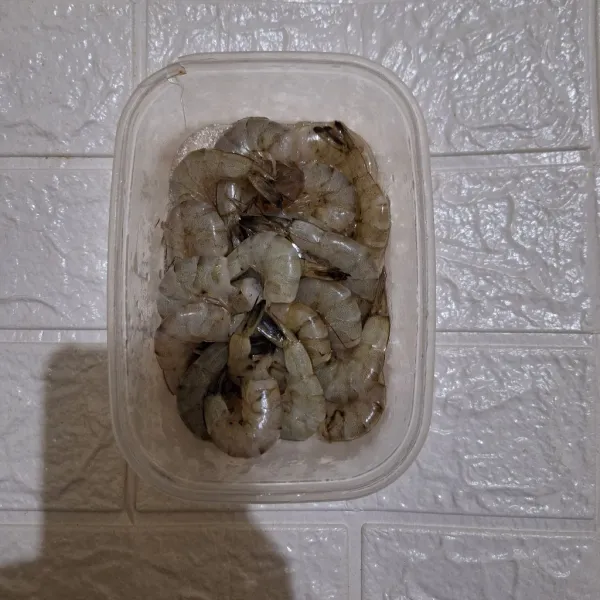 Bersihkan udang, buang kepala dan kotoran di punggungnya. Setelah itu, cuci bersih dan tiriskan.