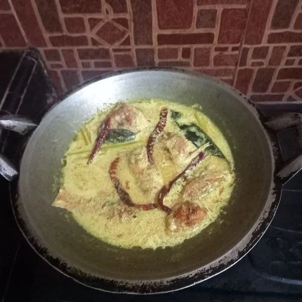 Masukkan ikan beserta sisa santan, didihkan lagi. Tambahkan air lemon, cuka, dan gula pasir. Koreksi rasa, kemudian sajikan!