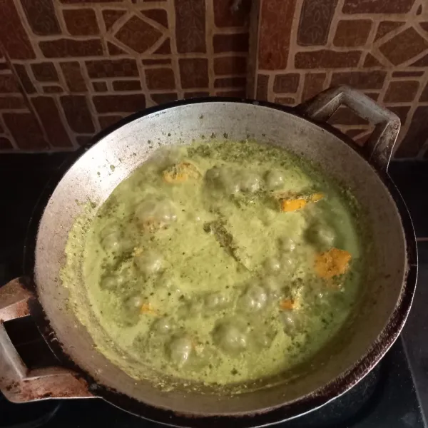 Masukan labu dan sisa santan terus masak sampai mendidih, koreksi rasa. Sajikan.