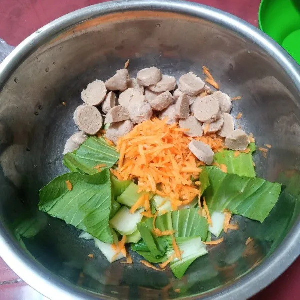 Potong-potong bakso, pokcoy. Wortel diparut kasar.