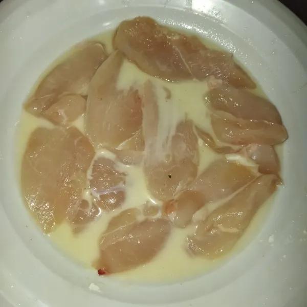 Siapkan wadah, campurkan semua bahan tepung basah. Aduk merata, kemudian celupkan ayam pada adonan tepung basah.