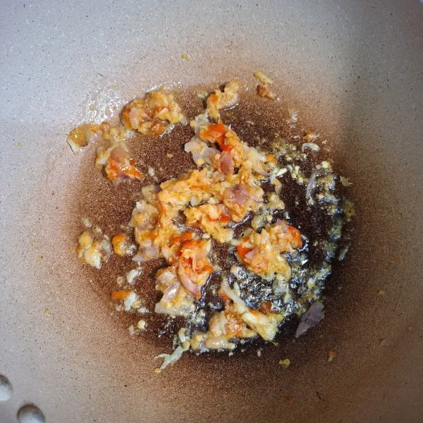 Tumis bumbu halus hingga matang.