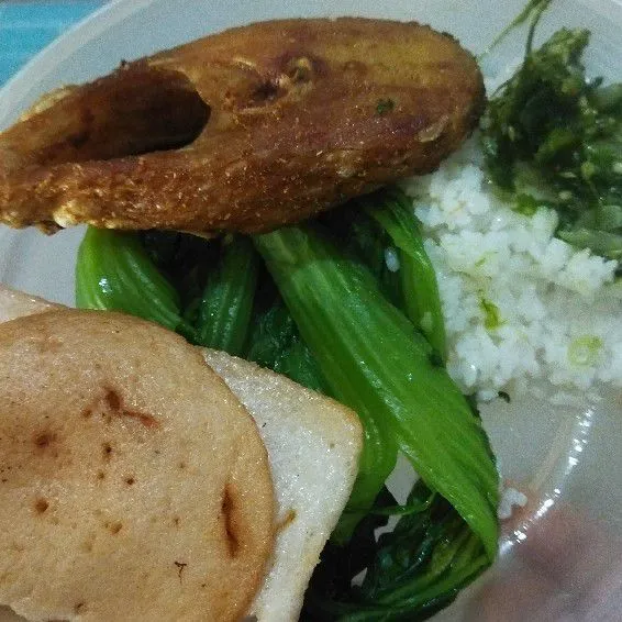 Sajikan sebagai pelengkap makan nasi dan lauk.