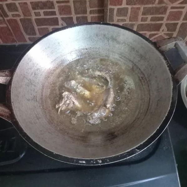 Goreng ikan dengan minyak secukupnya, balik ikan hanya 2 kali saja supaya tidak hancur. Masak menggunakan api kecil sampai ikan harum. Sebaiknya, tutup wajan untuk menghindari cipratan minyak.